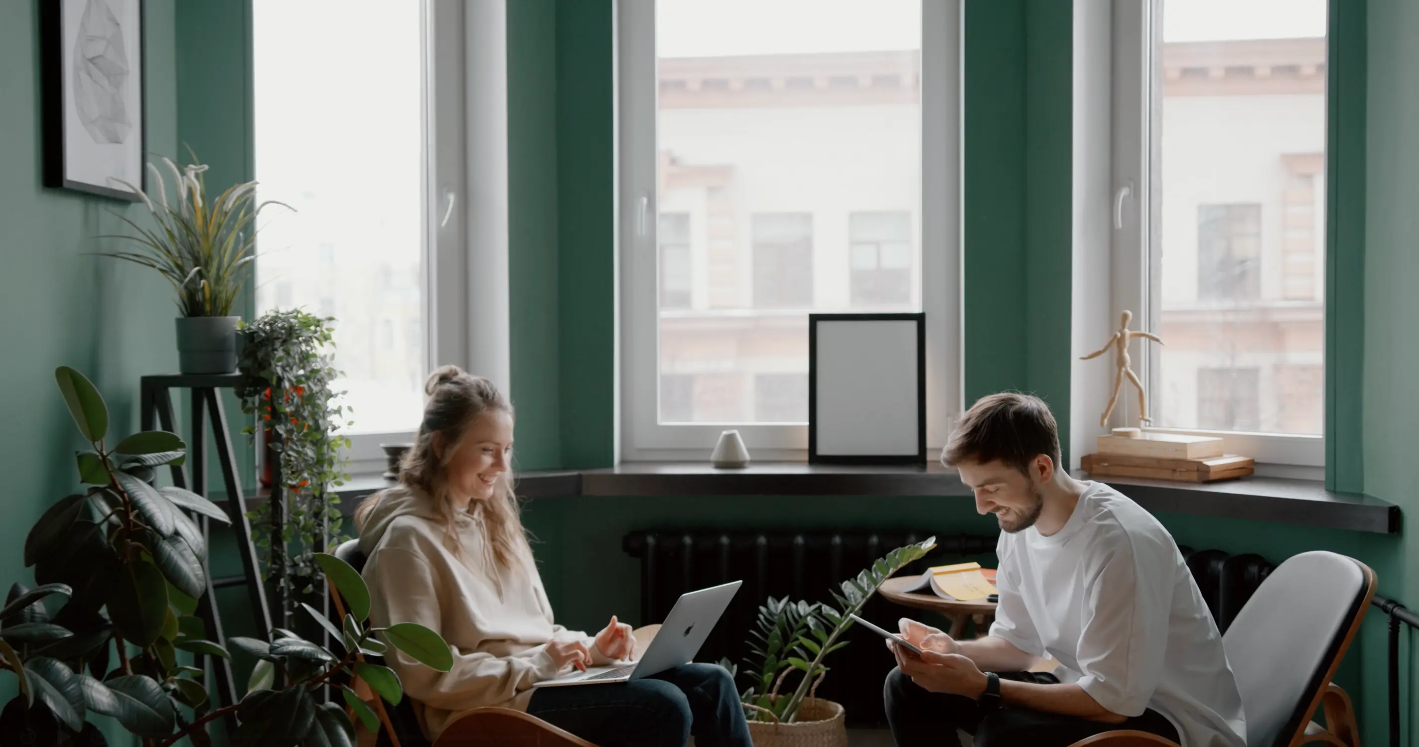 Grenke Italia teams working in a NOTONLYDESK flexible space